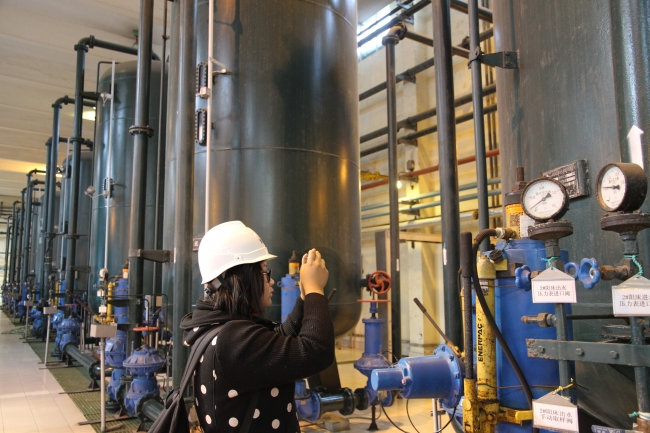 同学在参观生产装置1 同学在参观生产装置1